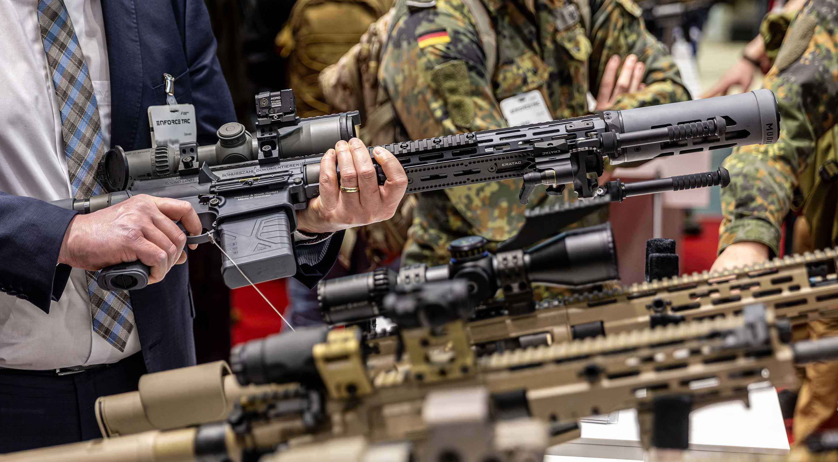 Präsentation von Langwaffen mit Zielfernrohr am Messestand.